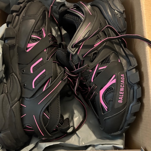 Balenciaga - Picture 5 of 6